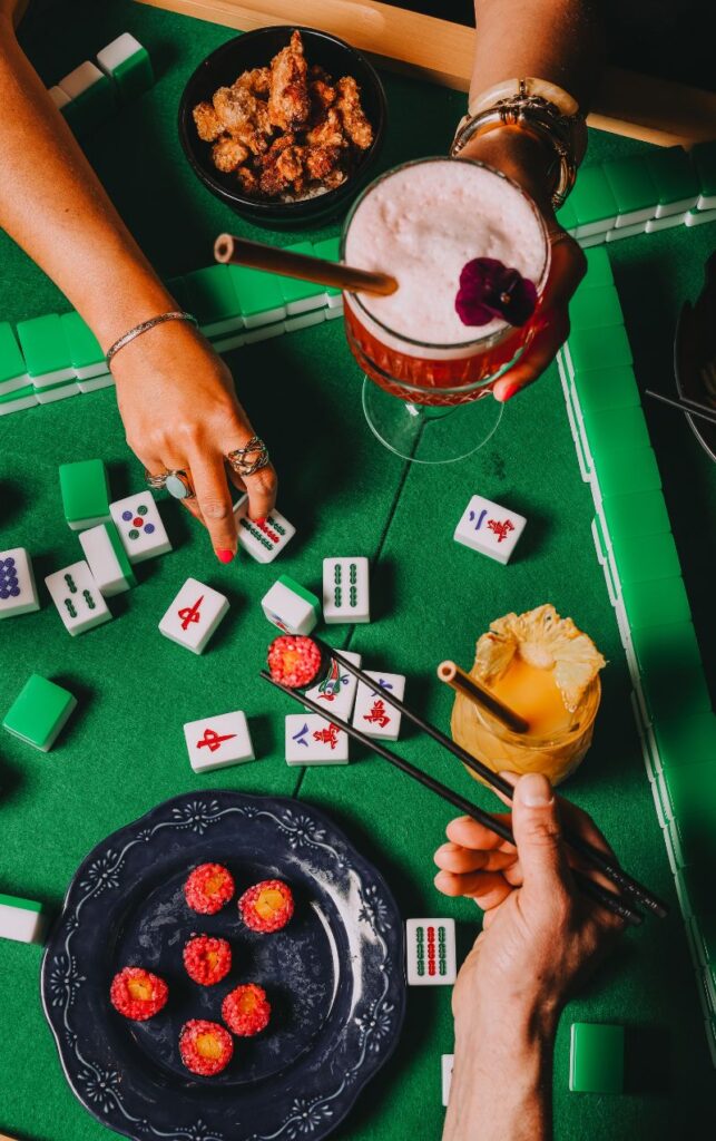 Accord mets et cocktails présenté sur une table de mahjong