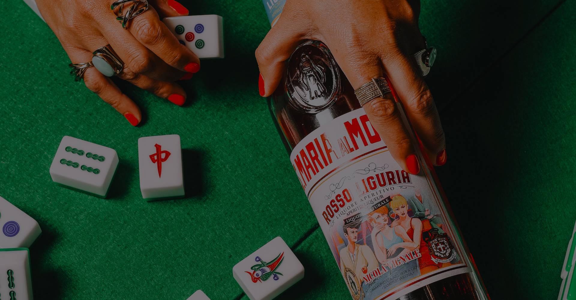 Main élégante tenant une bouteille de liqueur italienne