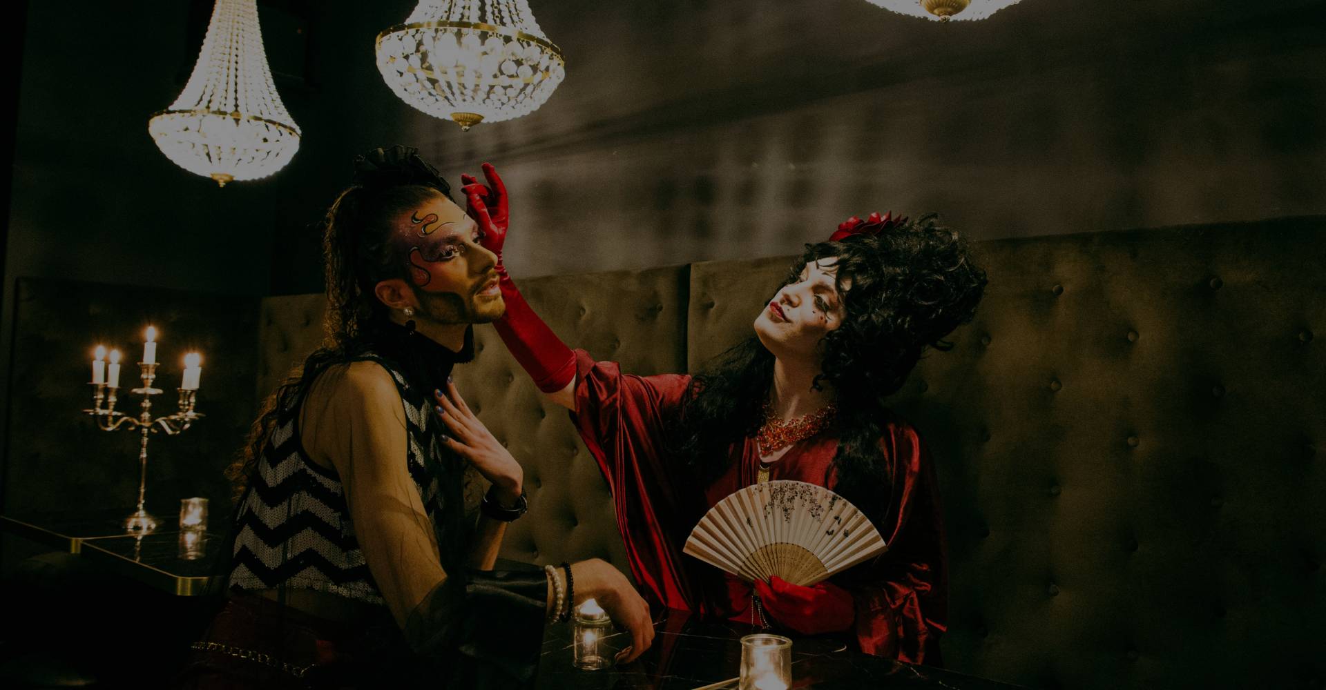 Soirée élégante au Comptoir du Vice, invités profitant d’une ambiance feutrée